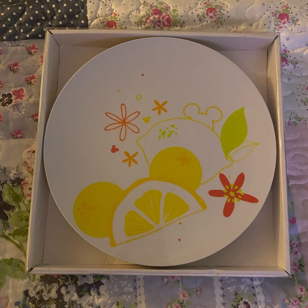 Mickey Mouse lemon & fruit plates NWT never opend